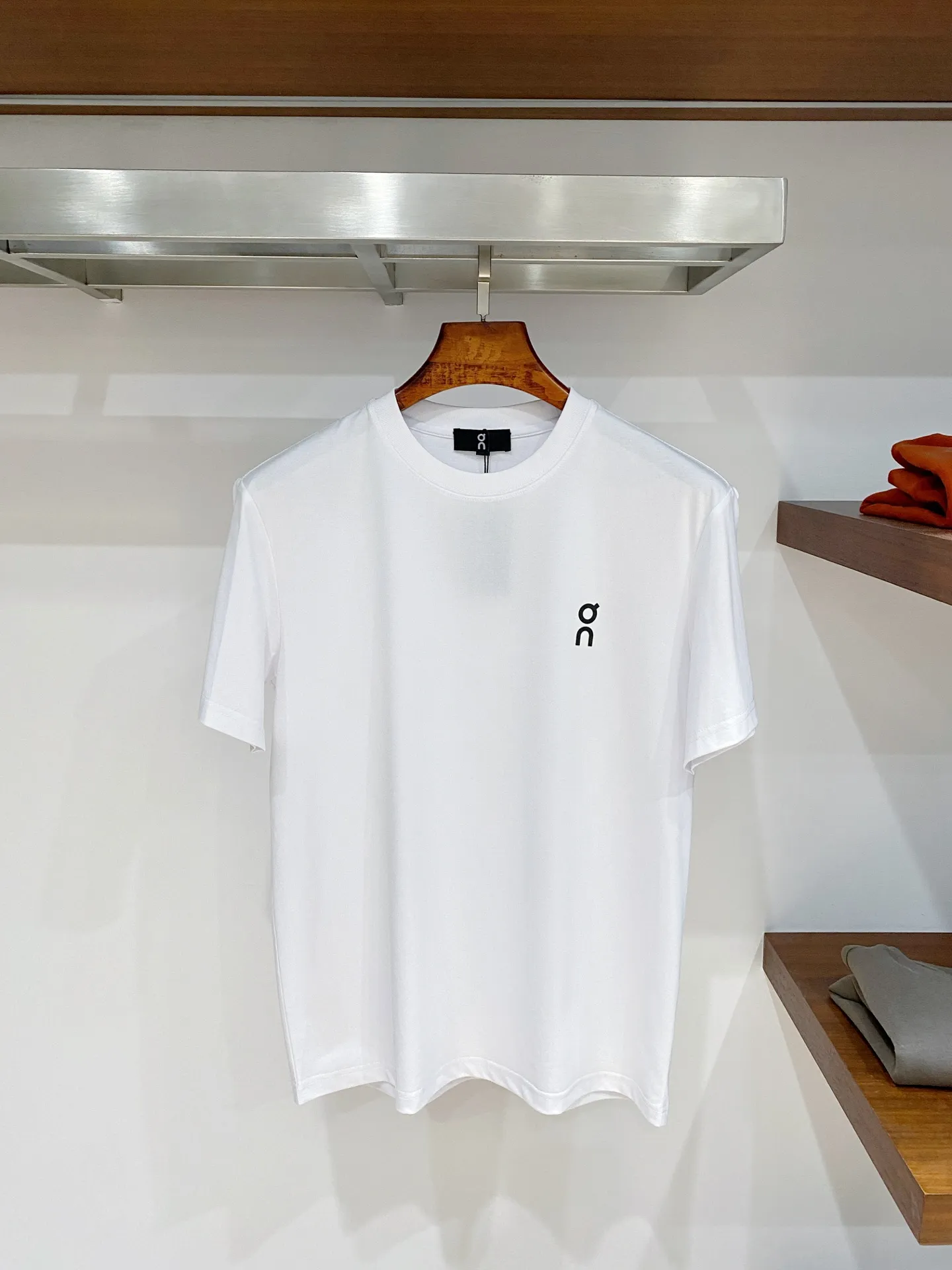 Angpaa selects lyocell skin-friendly fabrics to return to the essence of clothing. The delicate and smooth fabrics bring a comfortable wearing experience. The brand logo on the chest is low-key and unobtrusive, and the Black White Classic color scheme can easily handle business commuting and daily leisure, showing a calm style. Sizes:M-4XL